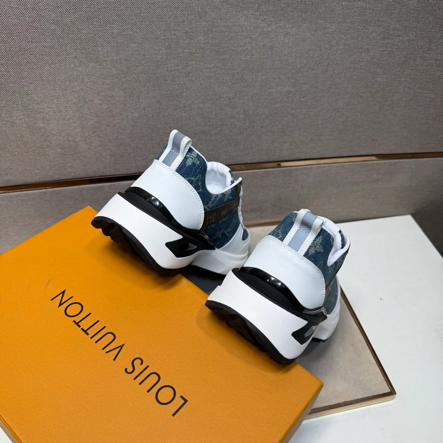 ⬛️Men's shoes 💰p442【LV～】Men's casual shoes 2025z cabinet sales simultaneously 🔶Size: 38-44#️⃣ 🔷2 colors🔜The upper is made of multi-material splicing➕Genuine leather lining, comfortable and breathable, sole: original comfortable and wear-resistant outsole, ⚠️Real shot📱Photographed🎬The real thing is better📢📢📢